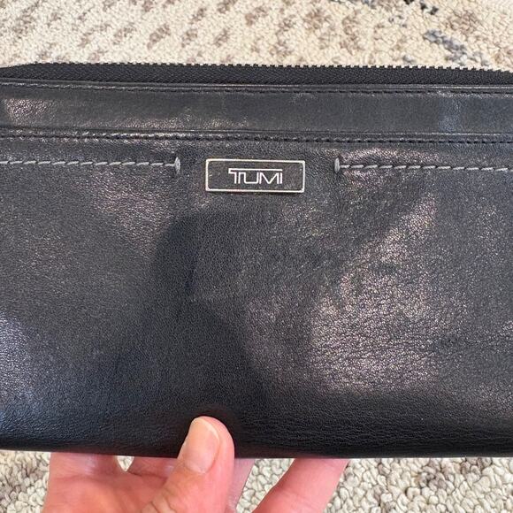 Tumi Zip Around Wristlet Wallet Leather Black Small - Picture 3 of 10